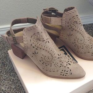NWOT Ivanka Trump Women's Sand color Suede Leather shoes 8m